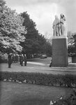 836244 Afbeelding van de kranslegging bij het monument voor tijdens de oorlog gevallen spoorwegpersoneel aan het ...